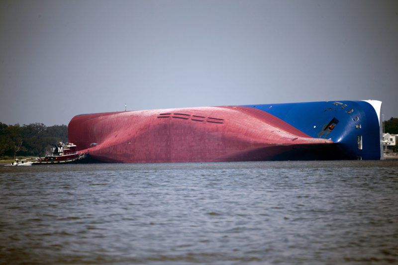 Rescatan con vida a 4to tripulante de buque naufragado
